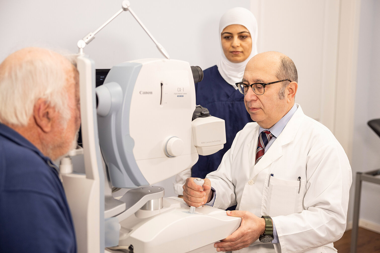 Herr Ünlücerci aus dem Macuria-Team Herr Cihan Ünlücerci von Macuria während der Behandlung