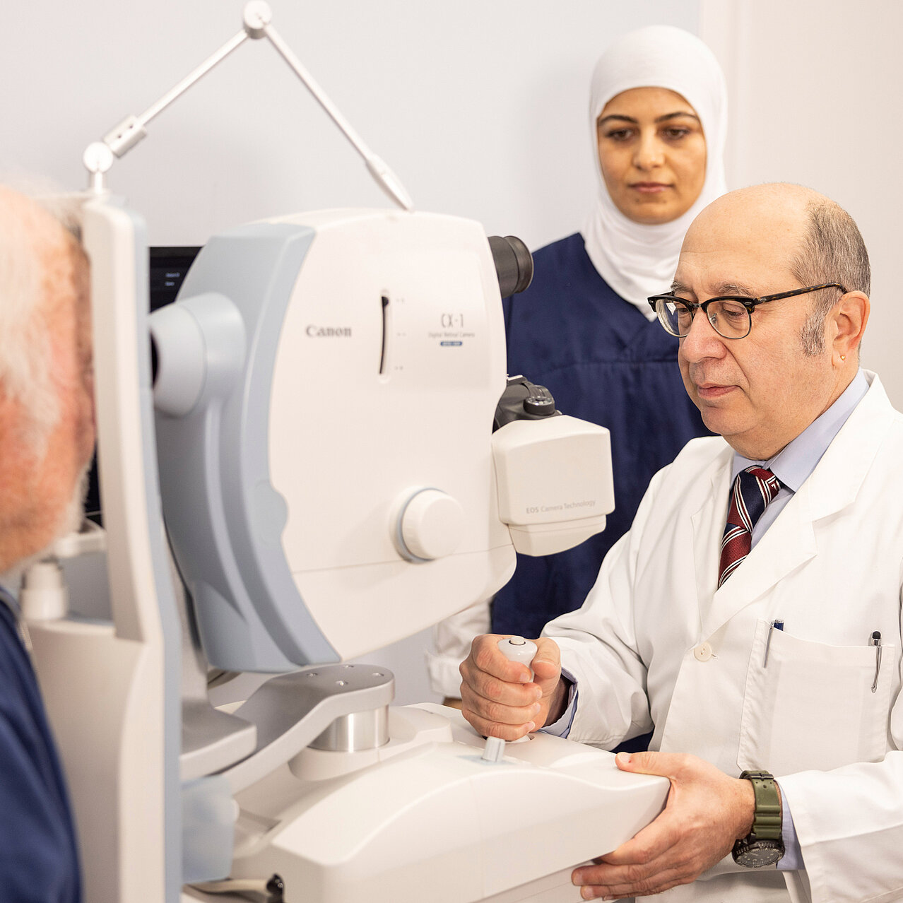Herr Ünlücerci aus dem Macuria-Team Herr Cihan Ünlücerci von Macuria während der Behandlung